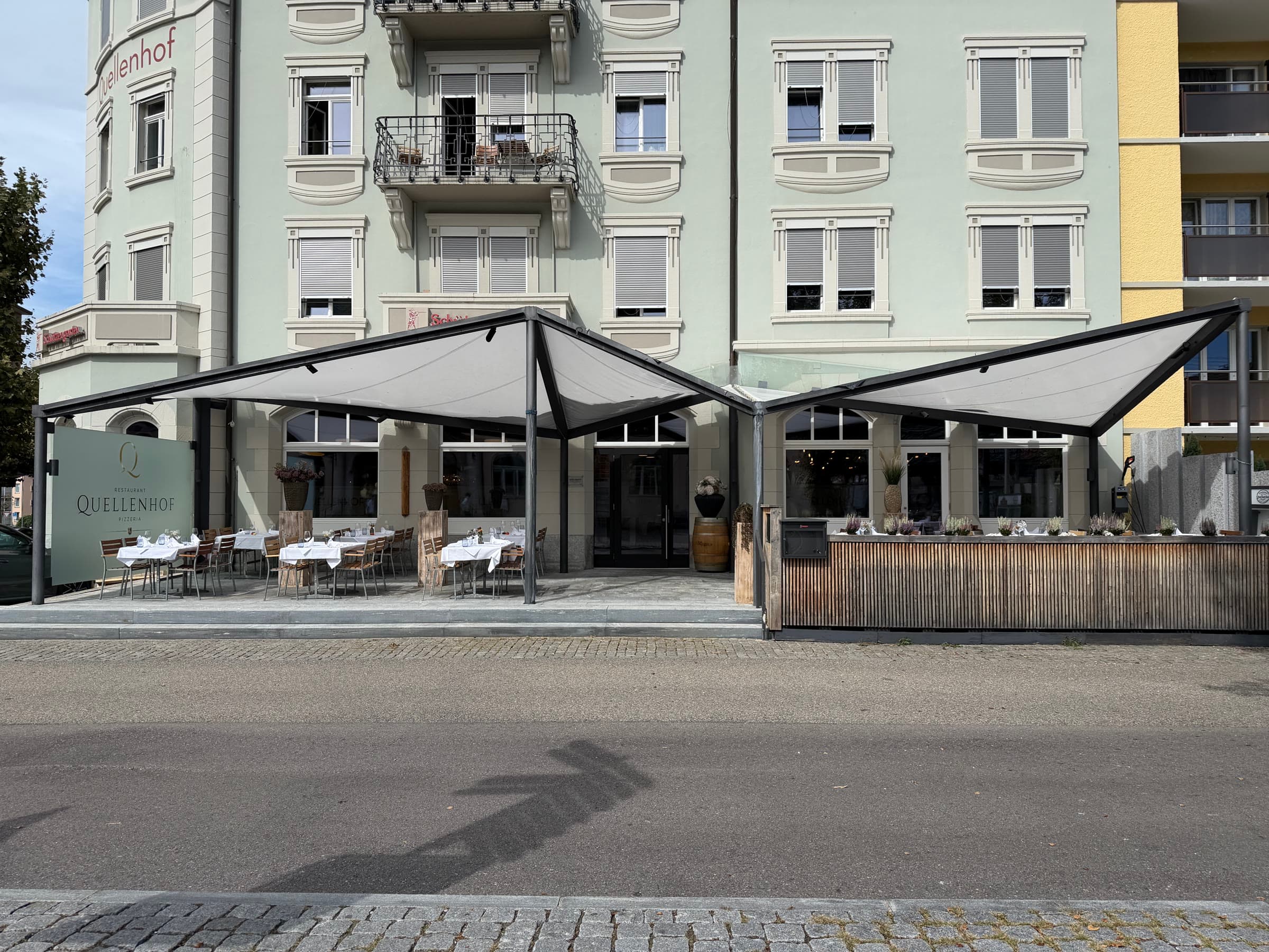 Das Haus von der Strasse, beide Sonnendächer über der Terrasse