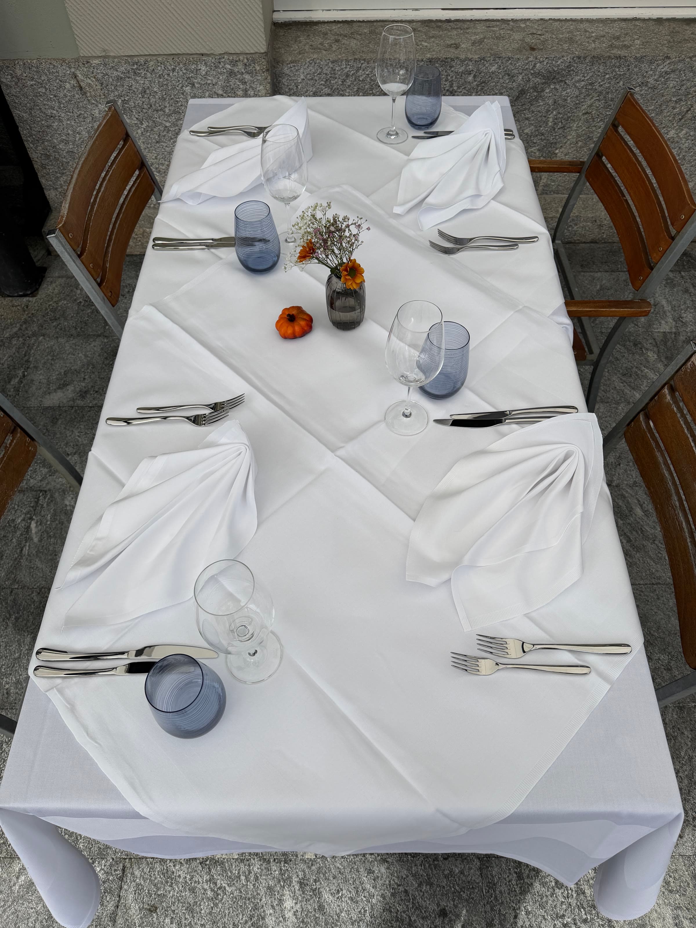 Eine gedeckte Tafel von oben, Leinen und gefaltete Servietten