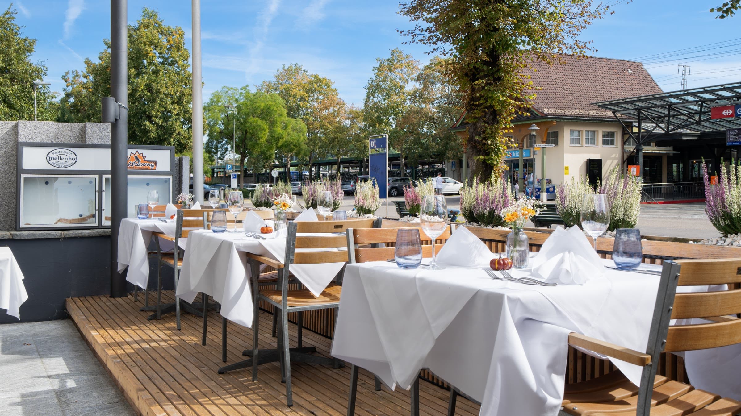 Die Terrasse am Holzdeck, gedeckte Tische an einem hellen Tag