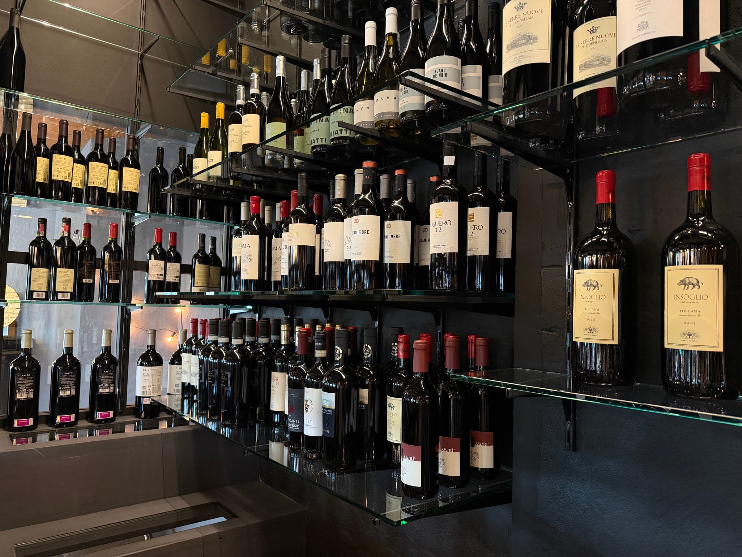 Die Weinwand des Hauses, Flaschen auf Glasböden