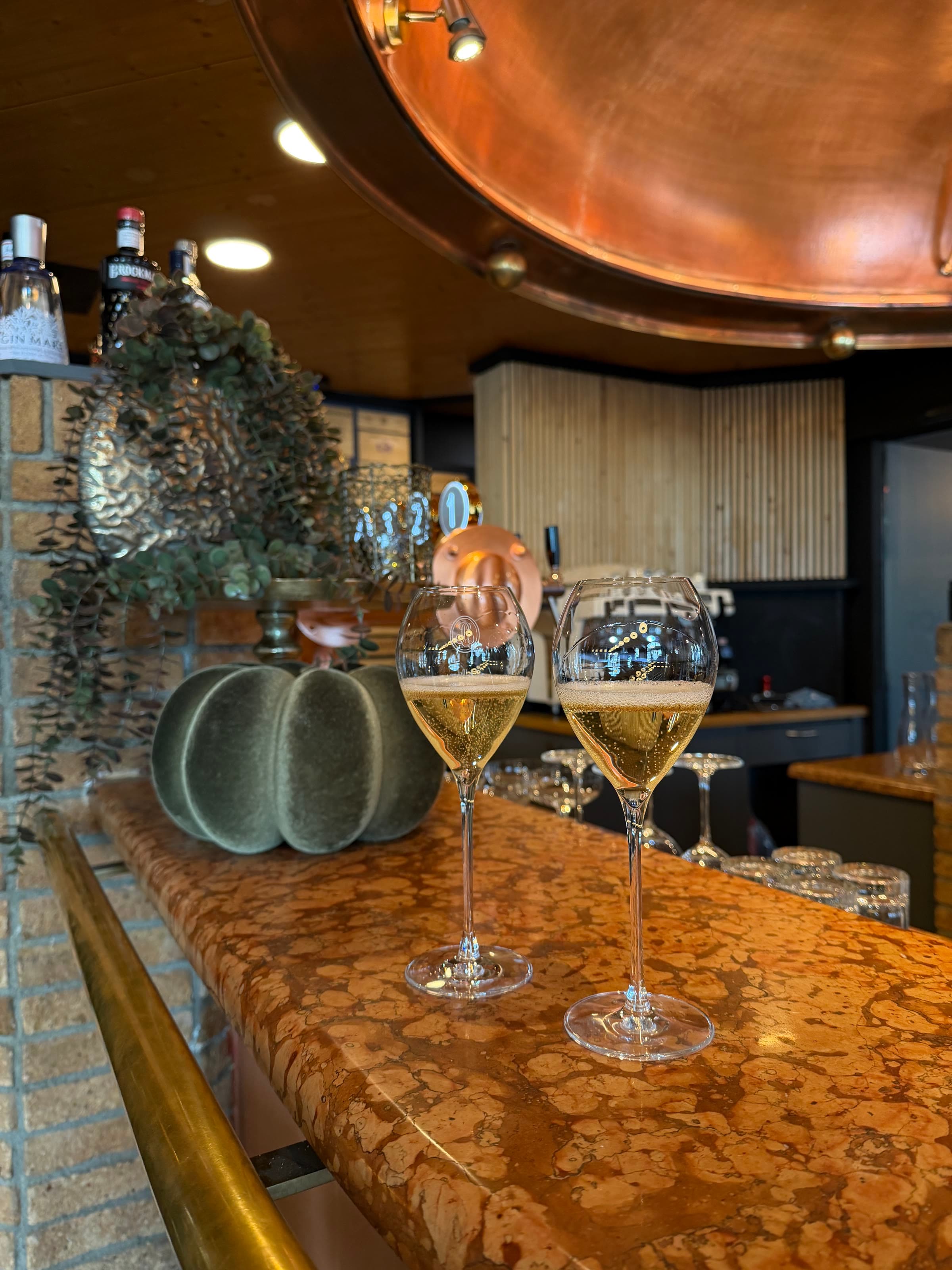 Zwei Gläser Champagner auf der Kupfertheke der Bar